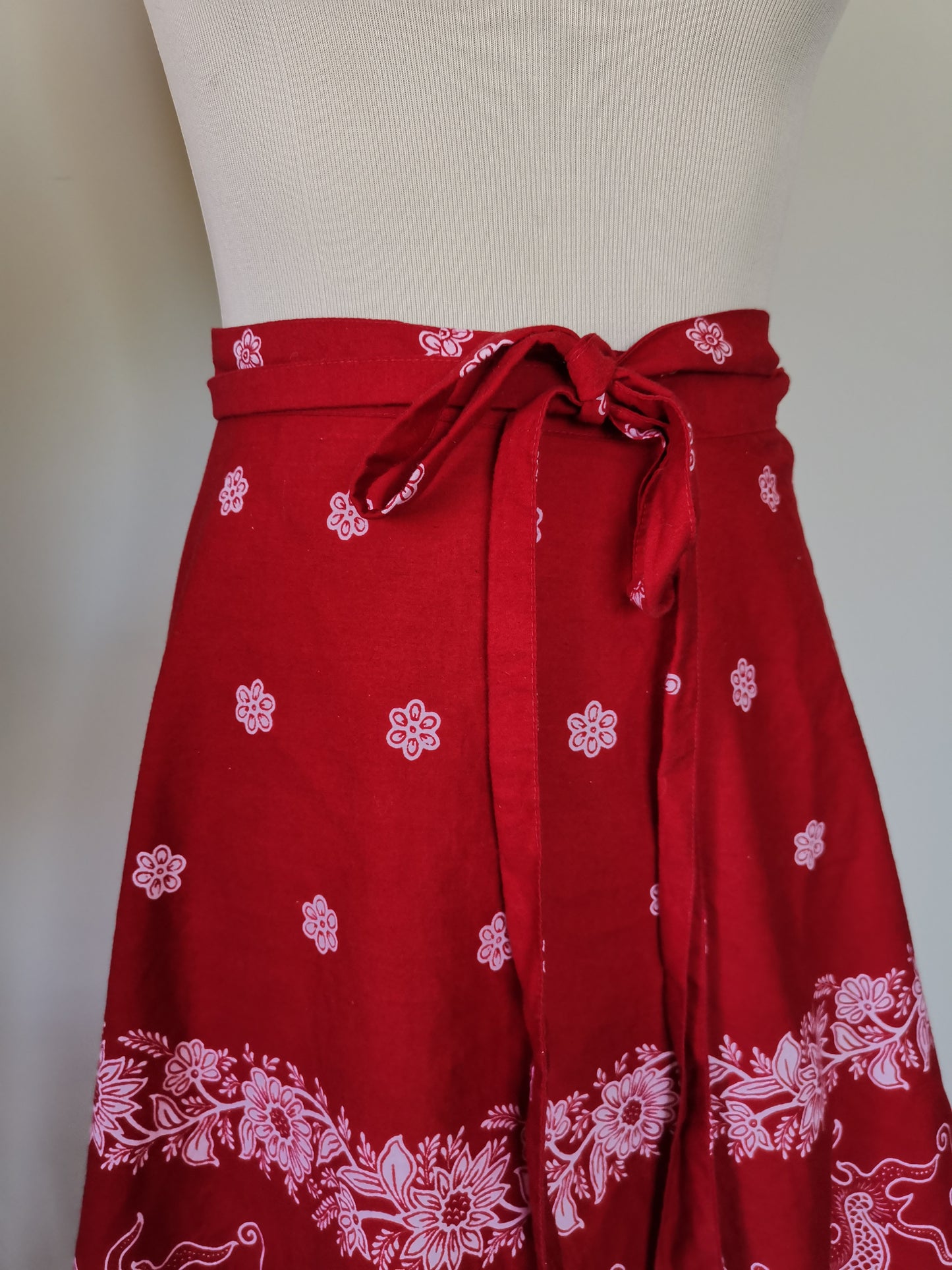 90's Beautiful flowers/foo dog pink/red Block print wrap around midi cotton skirt S/M